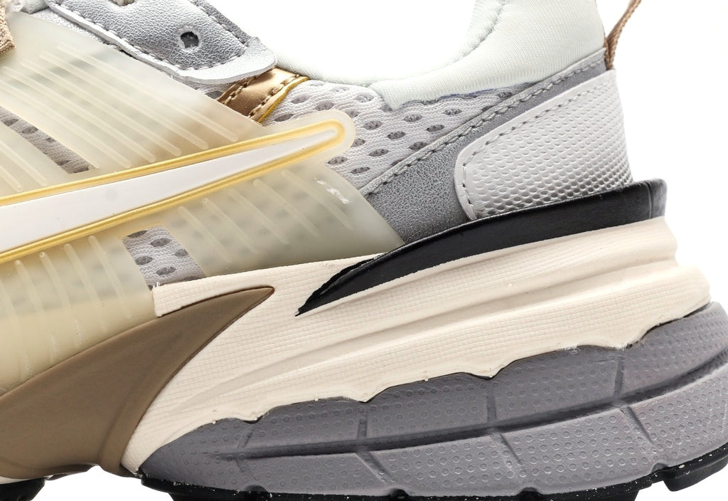 V2K Run "White Khaki Metallic"