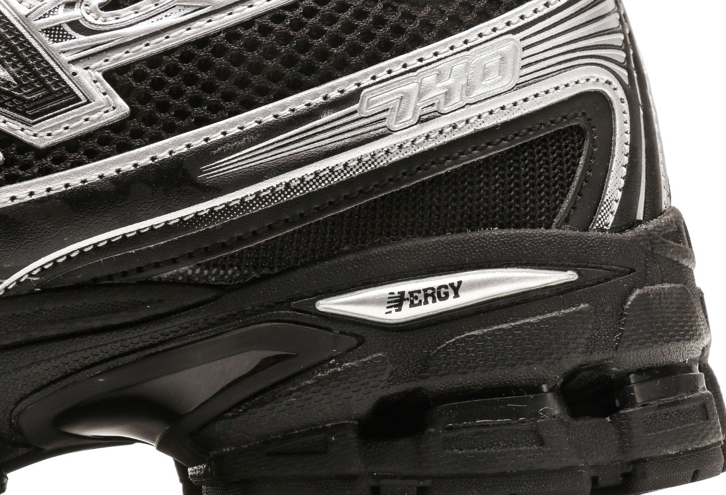 New Balance 740 "Black Silver"