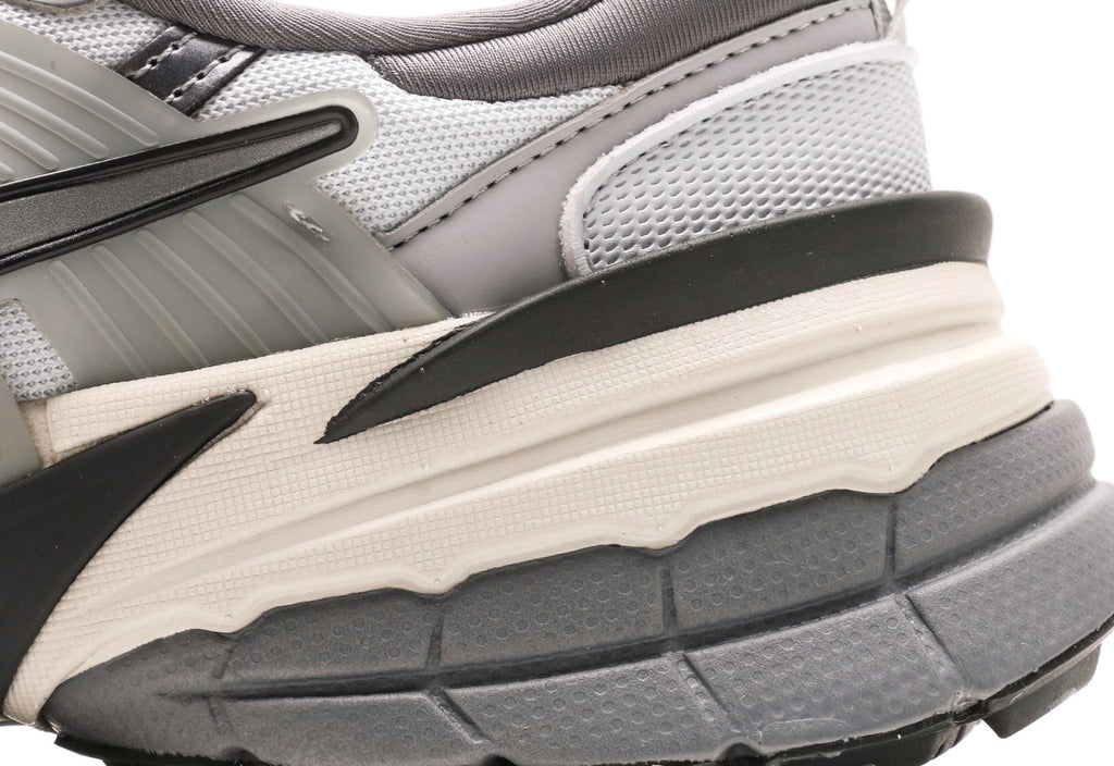 V2K Run "Pure Platinum Metallic Cool Grey"