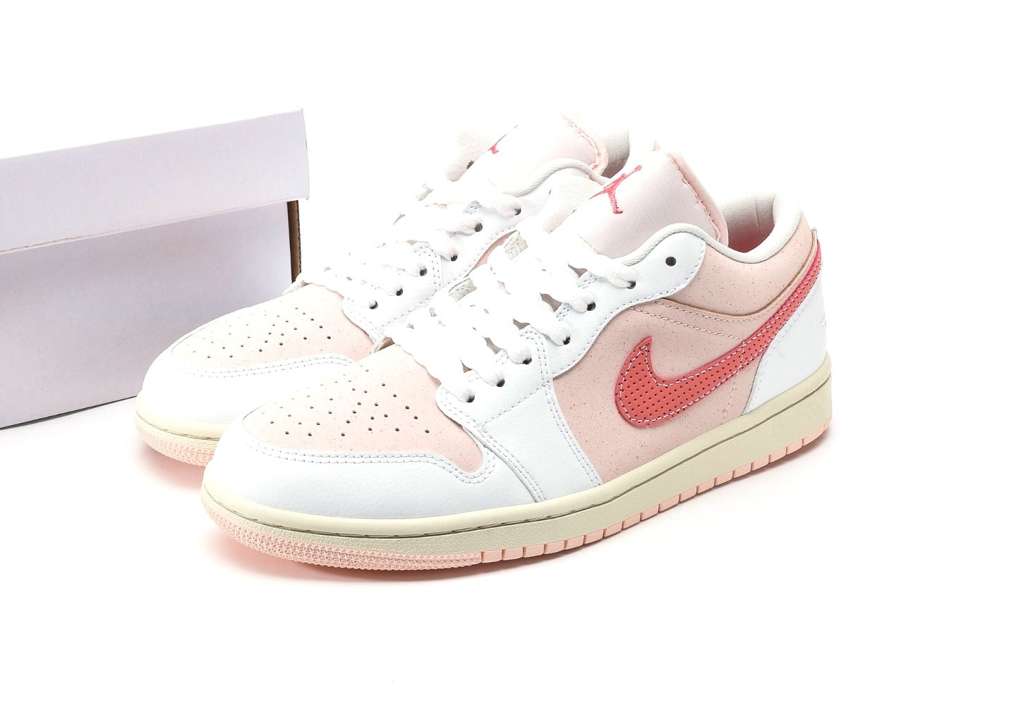 Air Jordan 1 Low "Strawberry Milkshake"
