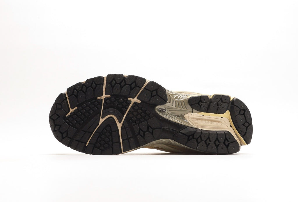 AURALEE x New Balance