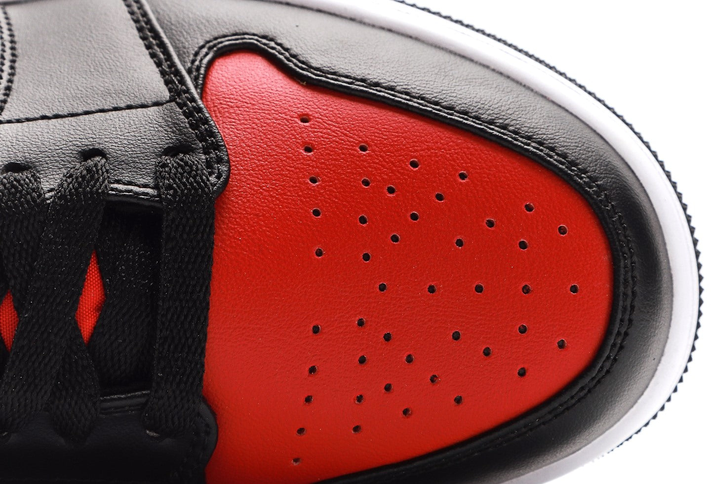Air Jordan 1 Mid Bred Toe