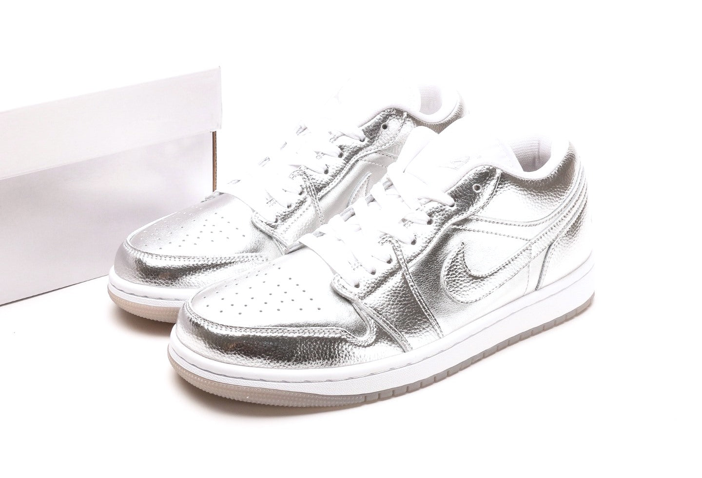 Air Jordan 1 Low SE Metallic Silver