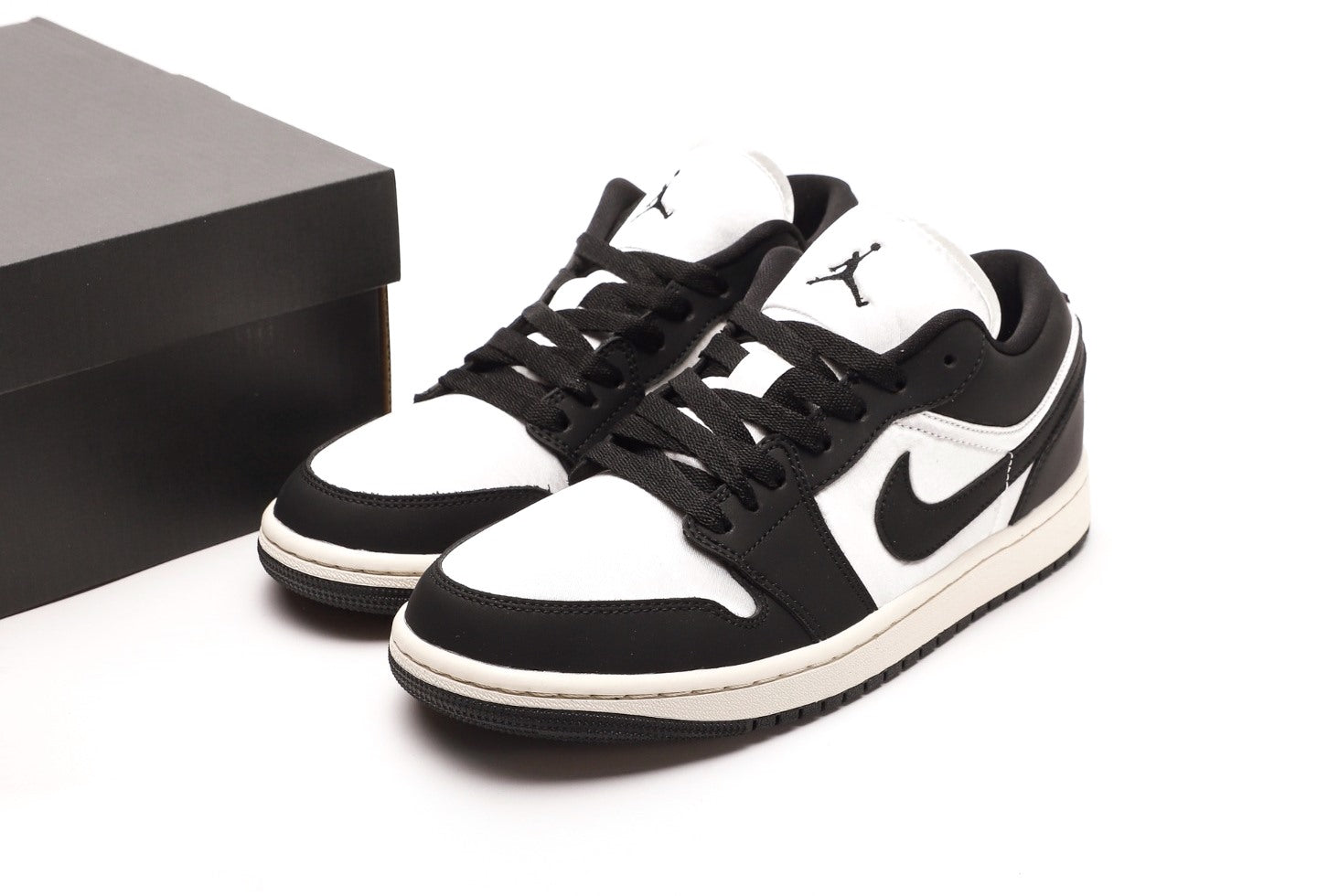 Air Jordan Air 1 Low SE 'Vintage Panda'