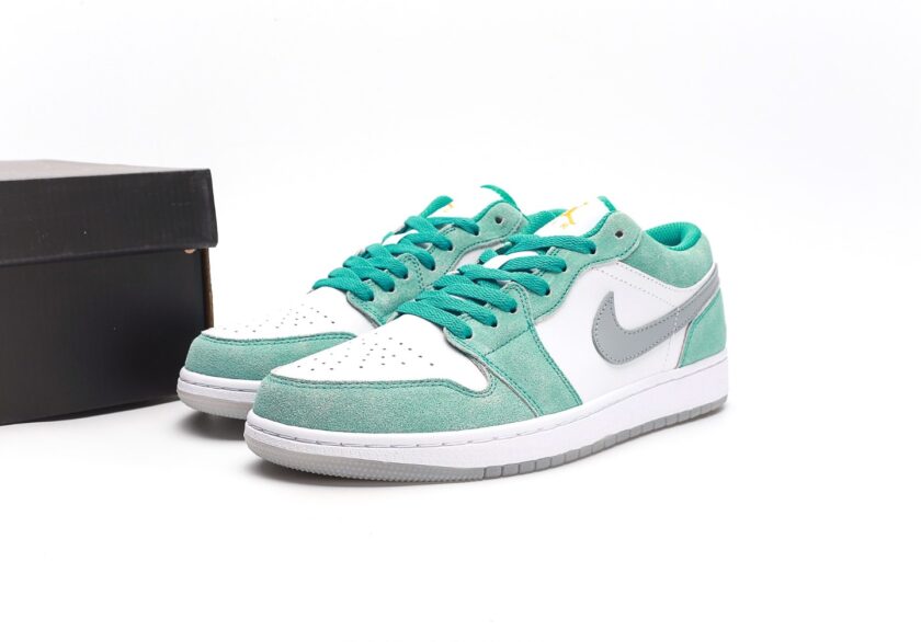 Air Jordan 1 Low "New Emerald" - Image 9