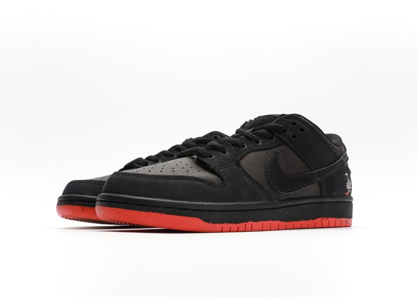 SB Dunk Low Black Pigeon - Image 5