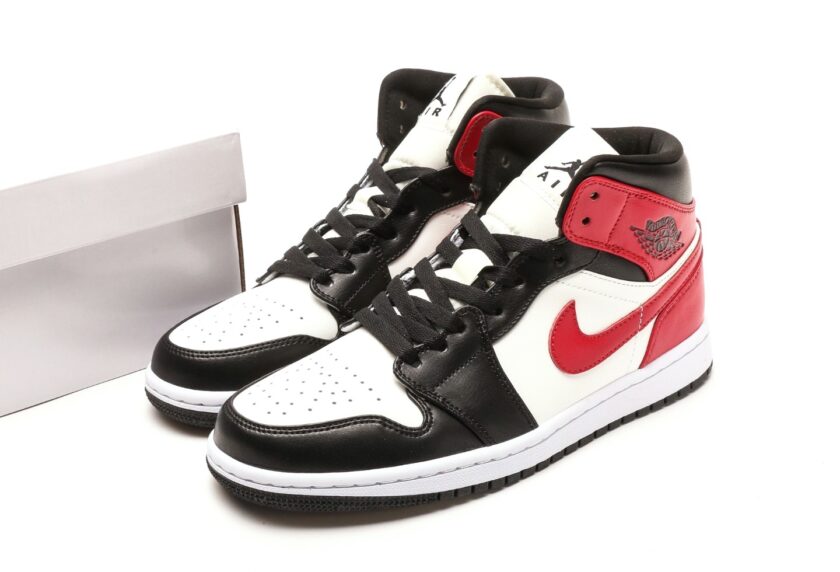 Air Jordan 1 Mid Black Toe - Image 9